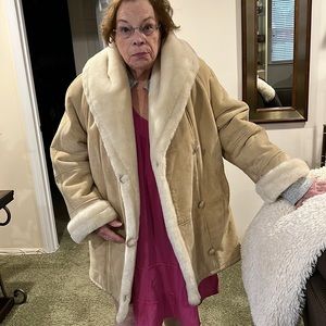 Beautiful leather coat with modacrylic pile. Worn two times.